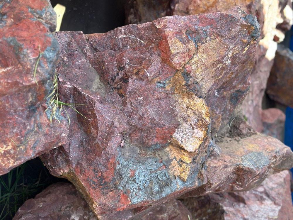 Камни для ландшафтного дизайна красно-фиолетовые 10-60 килограмм купить в Ишимбае