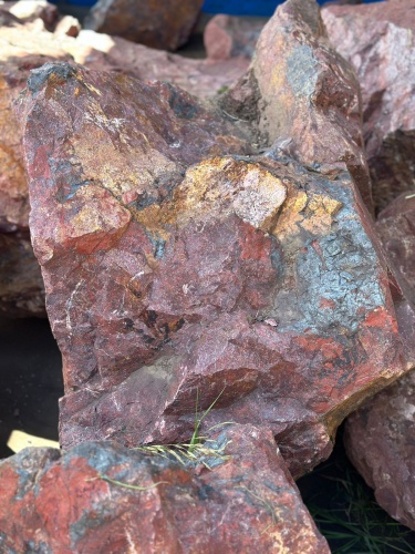 Камни для ландшафтного дизайна красно-фиолетовые 10-60 килограмм купить в Ишимбае