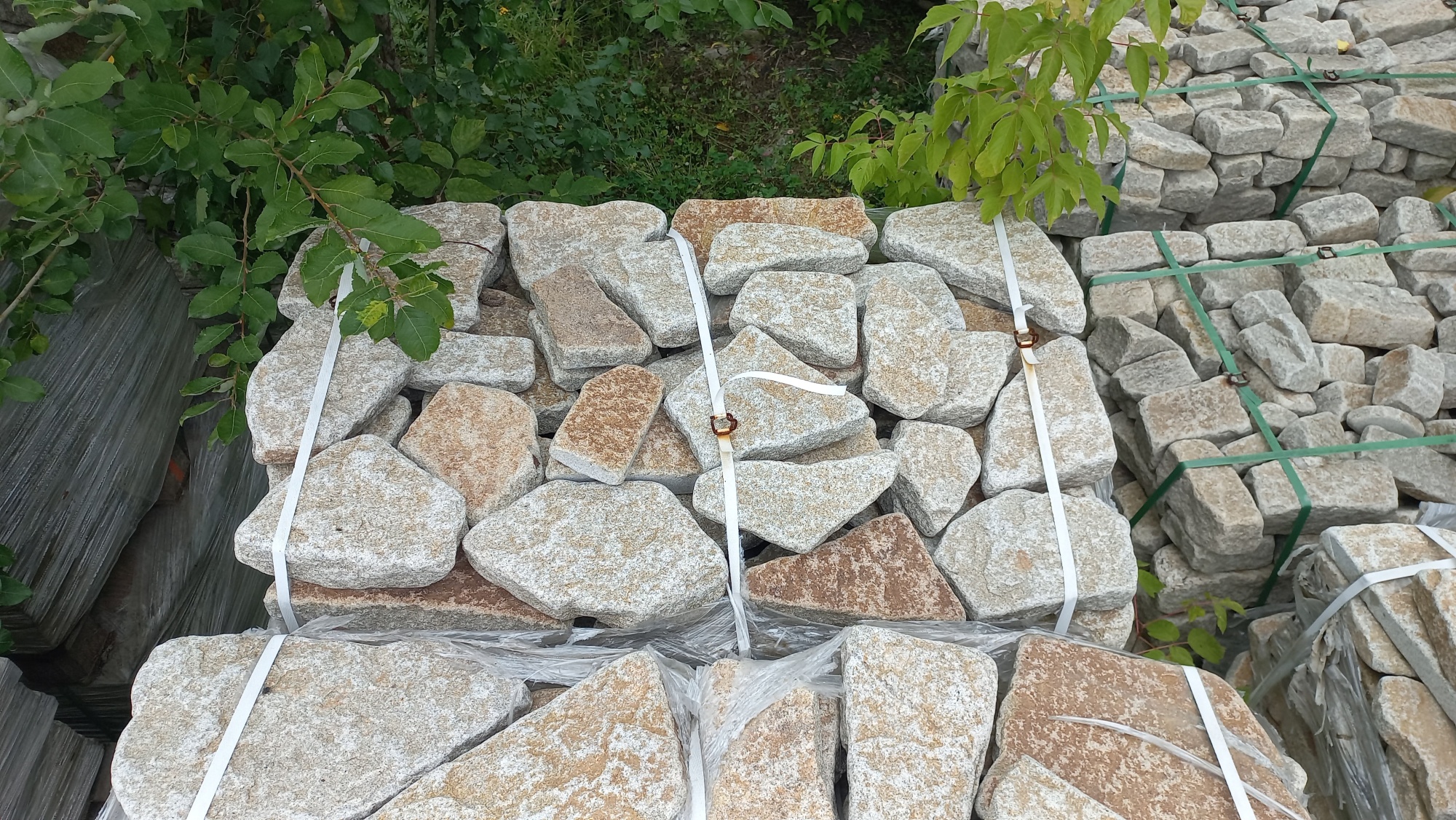 Плитняк галтованный гранитный для ландшафтного дизайна купить в Ишимбае