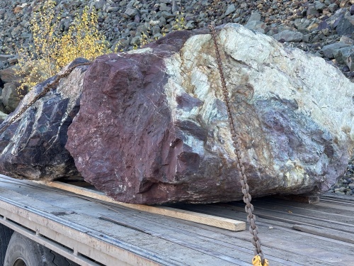 Огромные красно-фиолетовые валуны для ландшафтного дизайна весом более 5 тонн купить в Ишимбае