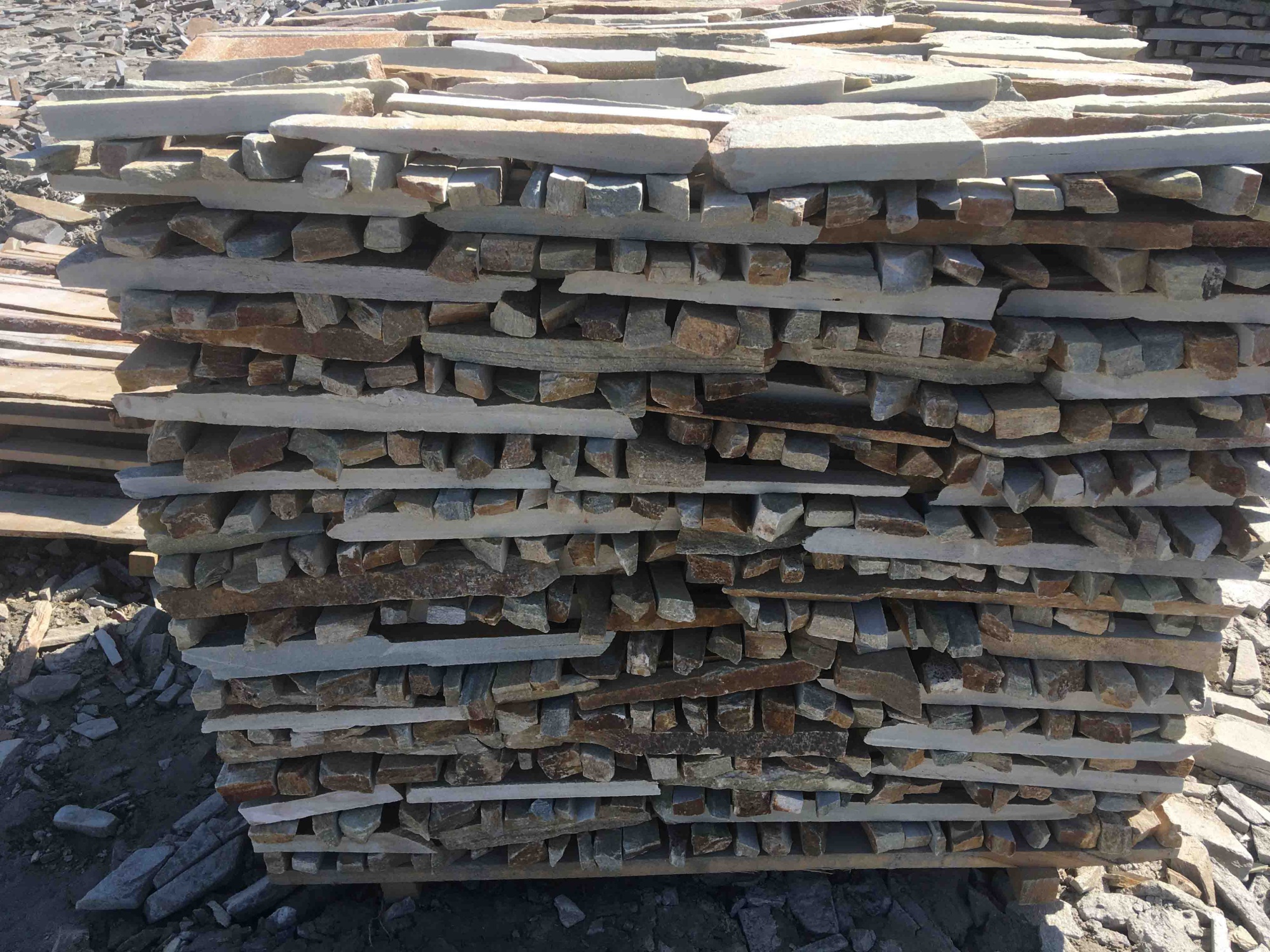 Горбушка златолит золотистый для облицовки купить в Ишимбае