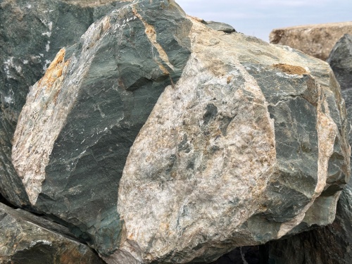 Гигантские зелёные валуны для ландшафтного дизайна весом более 5 тонн купить в Ишимбае