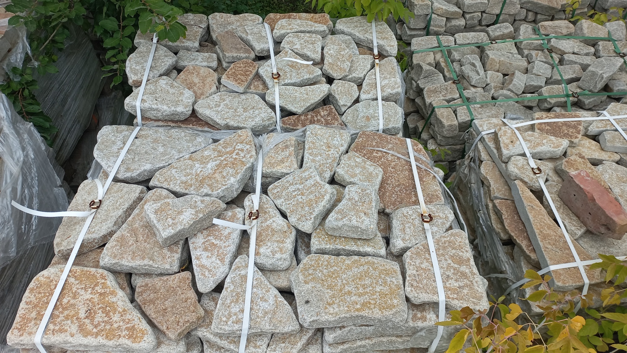 Гранитный плитняк галтованный для мощения купить в Ишимбае