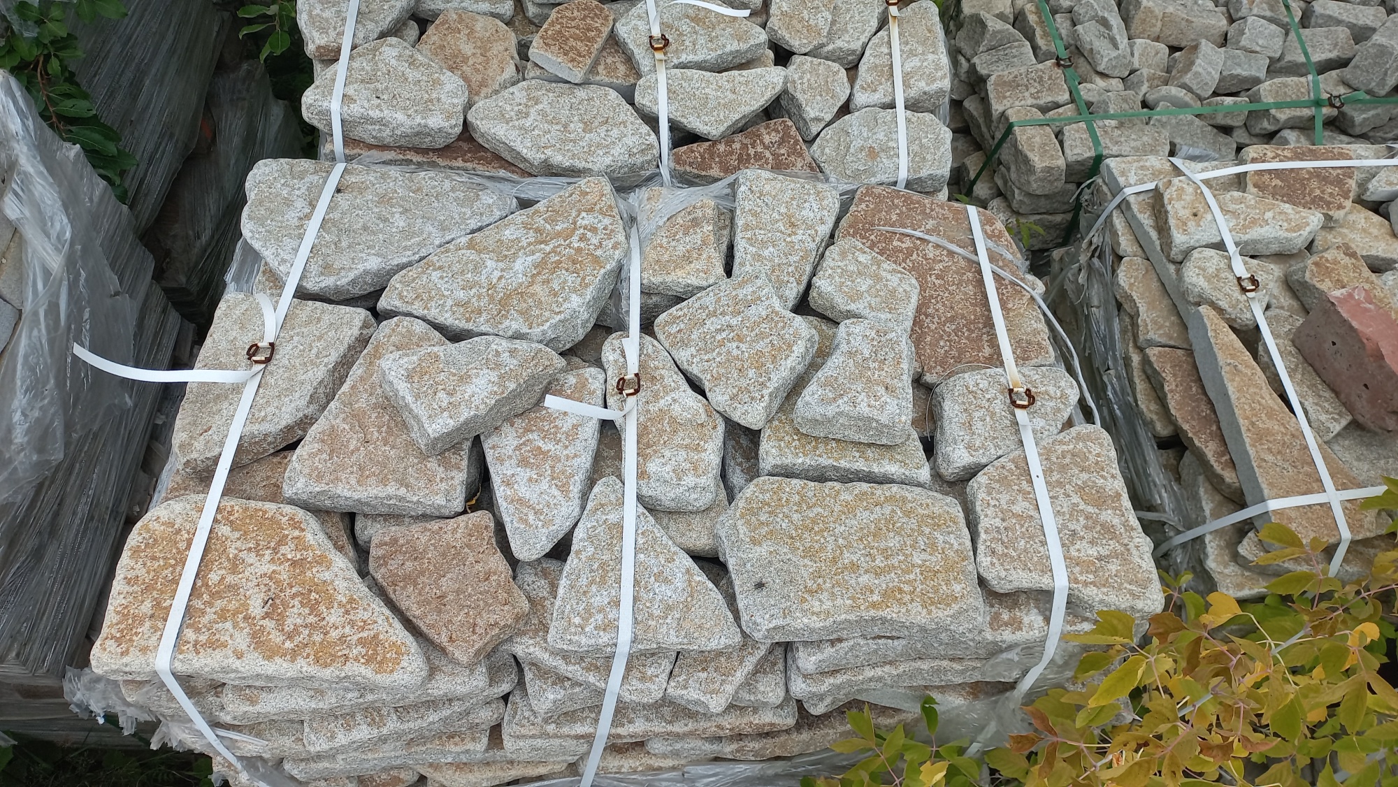 Плитняк галтованный гранитный для ландшафтного дизайна купить в Ишимбае