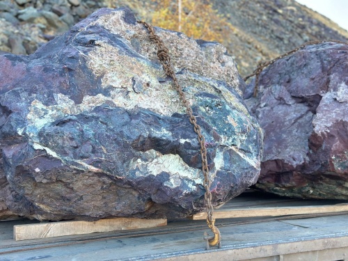 Огромные красно-фиолетовые валуны для ландшафтного дизайна весом более 5 тонн купить в Ишимбае