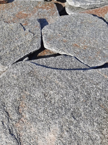 Златолит серебристый галтованный для лестниц купить в Ишимбае