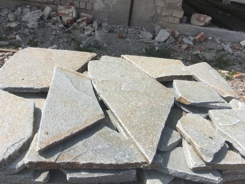 Златолит серебристый галтованный для лестниц купить в Ишимбае